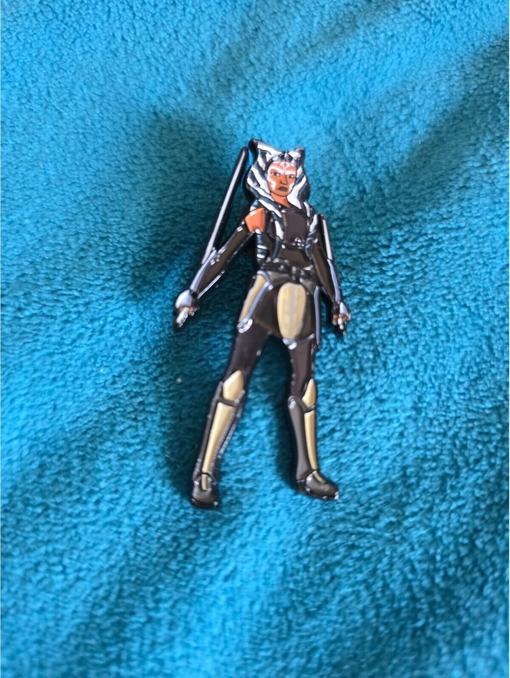 Star Wars Ahsoka Tano Pin SDCC 2023 Her Universe Fashion Show Exclusive Glow